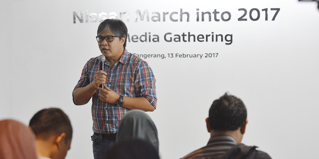 NMI 1 - Vice President Marketing and Sales NMI Davy J. Tuilan saat membuka acara Nissan Marches into 2017 di Showroom Dealer Nissan-Datsun Alam Sutera.